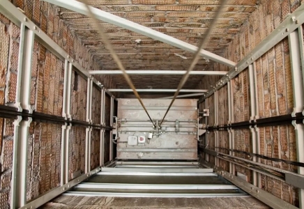 Қарағандыда 11 жасар бала құрылысы аяқталмаған ғимараттың лифт шахтасына құлады