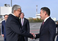 Мемлекет басшысы Қырғызстан Президенті Садыр Жапаровты елорда әуежайында қарсы алды