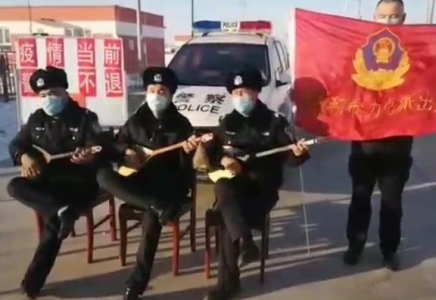 Қытай полицейлерінің формасындағы 3 адам домбырамен ән салды (видео)  