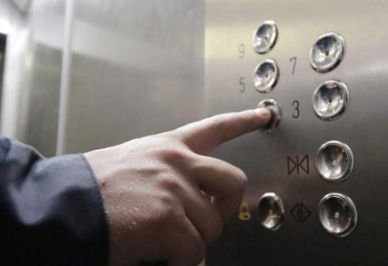 Астанада Highvill тұрғын үй кешеніндегі лифтіде ер адамды тоқ соқты  