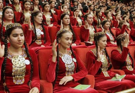 Түрікменстанда мемлекеттік қызметтегі әйелдерге боянып жүруге тыйым салынды