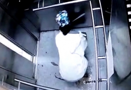 Елордада лифтіде дәрет сындырған медицина қызметкері видеоға түсіп қалды