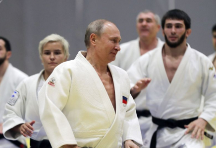 Ресей президенті олимпиада чемпионымен күресіп, жарақат алып қалды 