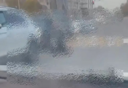 Алматы: тағы бір жүргізушінің адамды ұрып құлатқаны видеоға түсіп қалды
