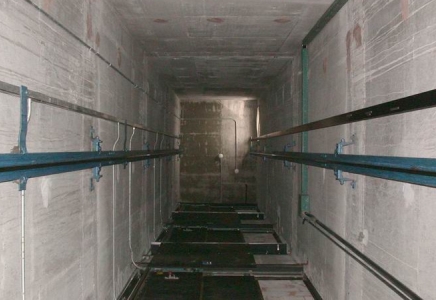 Павлодарда ер адам лифт шахтасына құлап кеткен