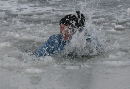 Атырау облысында әйел адам мұз астына түсіп кетті (видео)
