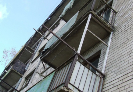 Қарағанды облысында ер адам танысын балконнан лақтырып жіберген