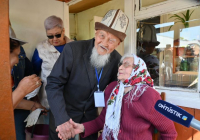 ​Неделя «Өнегелі ұрпақ» в Шымкенте началась с посещения 100-летнего ветерана