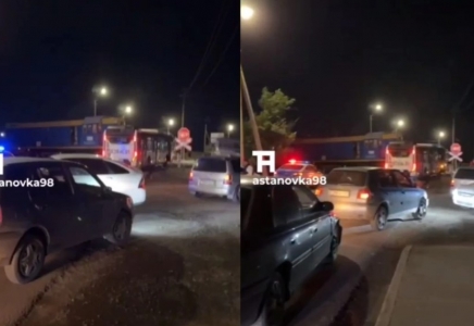 Астанада теміржол өткелінде автобус пен пойыз соқтығысты (видео)