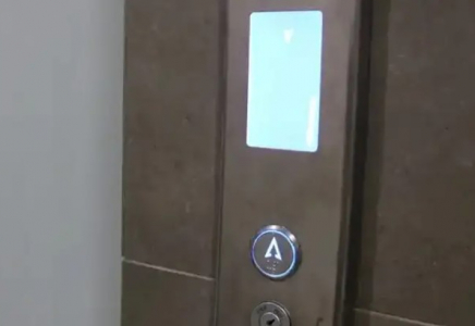 Жан түршігерлік кадрлар: Астанада көпқабатты үйдегі лифтті әйел қиратып кеткен
