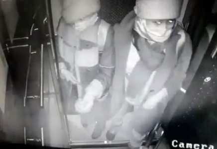Елордада лифт ішінде маска үшін төбелескен қыздар видеоға түсіп қалды