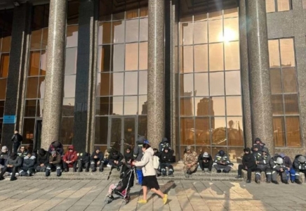 Жаңаөзеннің жұмыссыз қалған азаматтары Астанада энергетика министрлігінің алдында түнеп шықты