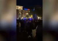 Армениядағы митинг кезінде наразылық білдірушілер тобына жүк көлігі басып кірді