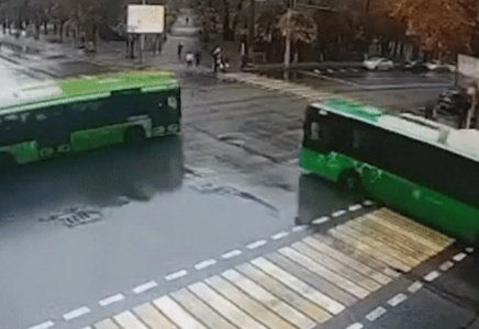 Алматыда автобустар соқтығысқан сәттің видеосы пайда болды