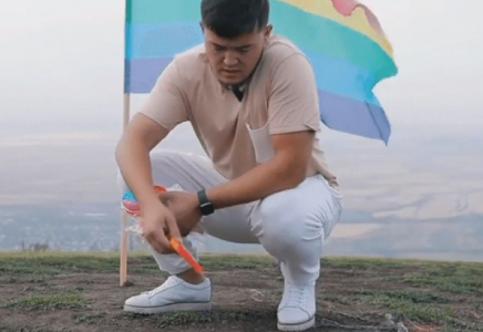 Қазақстандық блогер ЛГБТ жалауын өртеді