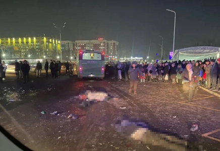Қаза болғандар бар: Алматыда автобус аялдамада тұрған бір топ адамды қағып кетті