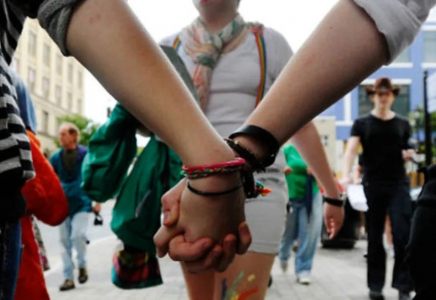 ​ЛГБТ белсенділерінің жиынына кәмелет жасына толмаған балалардың қатысқандығы анықталды