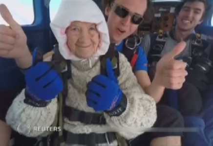 102 жастағы әжей парашютпен секірді  
