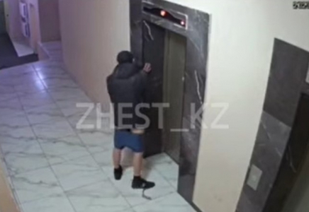 Астанада лифт маңында іш киімін шешкен ер адамға қатысты тексеріс жүргізіліп жатыр