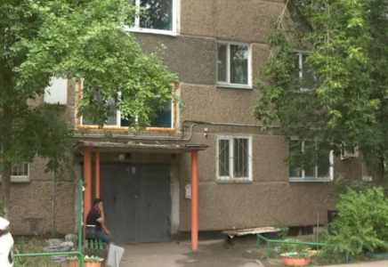 Екі баласын терезеден лақтырған павлодарлық әйел былтыр жалғыз өзі терезеден секірген