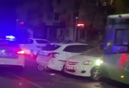Алматыда автобус тұрақта тұрған көліктерді басып өтті (видео)