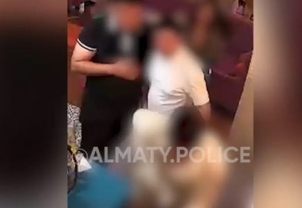 Алматыдағы кафеде ер адам танысының мойнына пышақ сұғып алды
