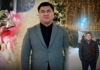 Қызылордалық жігіт жалғызбасты аналарды перзентханадан қарсы алып, гүл сыйлап, үйлеріне жеткізіп жүр