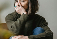 "Бөлек тұрсам да күн бермейді": жас келіншек енесі мен қайын әпкелерін көргісі келмейтінін айтты