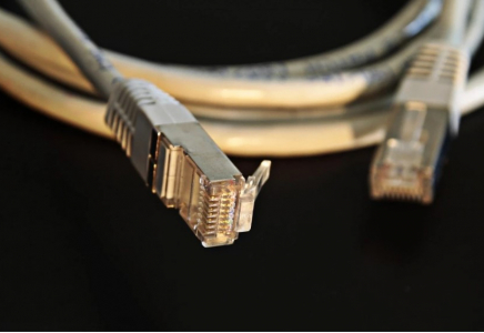 Петропавлда интернет кабелін тартқан екі жұмысшы биіктен құлап, біреуі қаза тапты