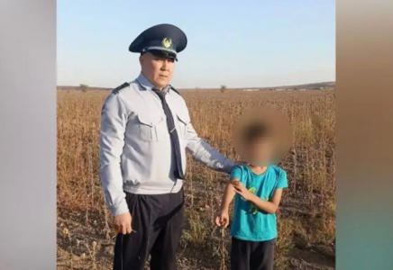 Үржарда 7 жасар бүлдіршін айдалада жалғыз жүрген жерінен табылды 