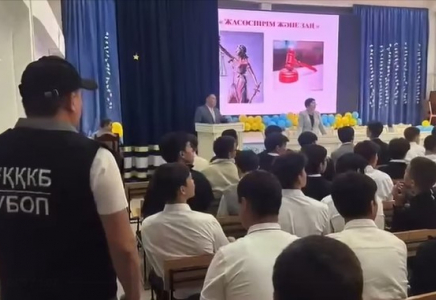 ​Шымкентте полицейлер оқушылармен 100 профилактикалық кездесу өткізген