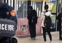 Метрода пышақ ұстаған еркек айналасындағы жұртқа шабуыл жасады: 3 адам қаза болды