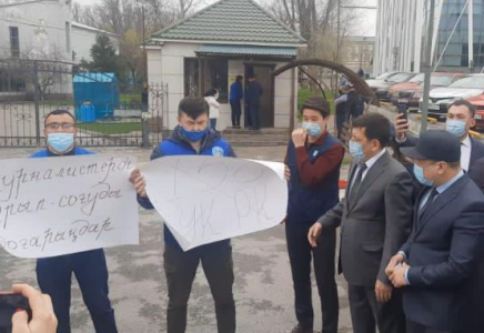 «Өлтіріп жіберемін»: Шымкенттік полицейлер журиналистерге күш көрсеткен