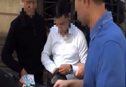 400 мың теңге пара алған шымкенттік полицейге 8 млн теңге айыппұл салынды