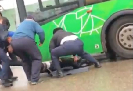Алматыда ер азамат автобустың астына жатып алды (видео)