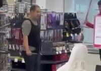 Дүкендегі төтенше жағдай: ер адам екі пышақпен қызметкерлерді қорқытты