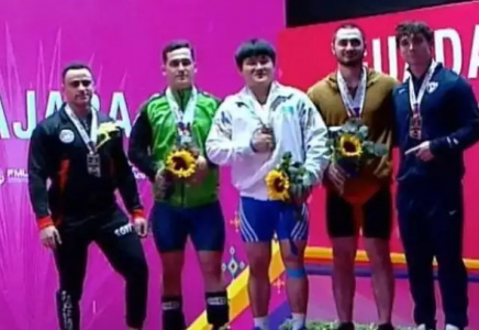 Едіге Емберді ауыр атлетикадан жасөспірімдер арасында әлем чемпионы атанды