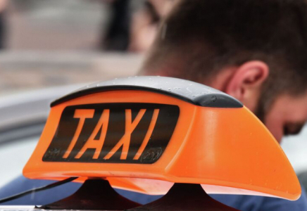 Ақтөбеде клиент такси жүргізушісіне ақшасын бермей, көлігін айдап кеткен