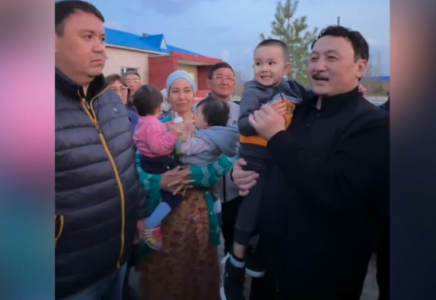 Су тасқынында жылқысынан айрылған балаға депутат тұлпар сыйлады
