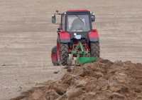 ТҮРКІСТАН: Шегіртке зиянкесіне қарсы жер жырту жұмыстары басталды