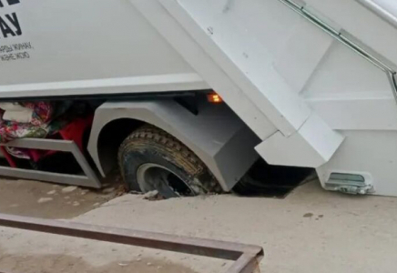 Ақтауда қоқыс таситын көлік шұңқырға түсіп кетті