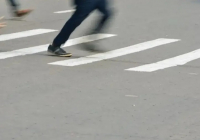 Алматыда автобус жолаушылар өткелінен өтіп бара жатқан жас жігітті қағып кетті