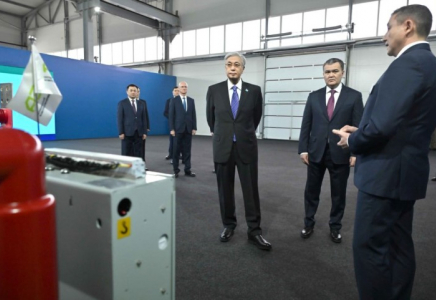 Мемлекет басшысы өңдеу өнеркәсібі кәсіпорындарының көрмесін аралап көрді