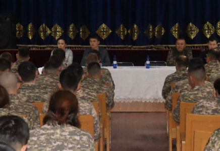 ​«Өмірді сақта»: Шымкентте әскери бөлімде дөңгелек үстел өтті