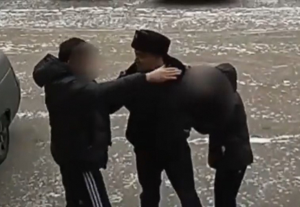 Семейде мас адам кішкентай қызға пәтерге баруды ұсынған