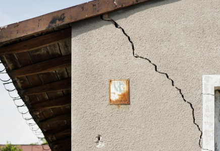 ШЫМКЕНТ: Ескі үйдің қабырғасы құлап екі адам қаза болды