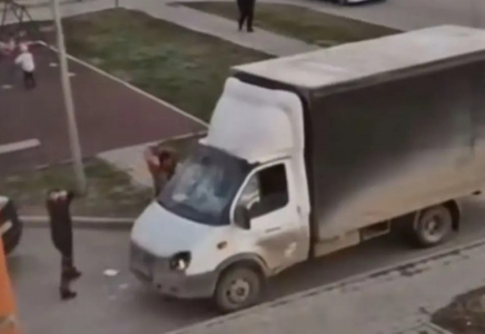 Көліктің терезесін шаққан: Қостанайда құрылыс дүкенінің қызмектерлеріне шабуыл жасалды