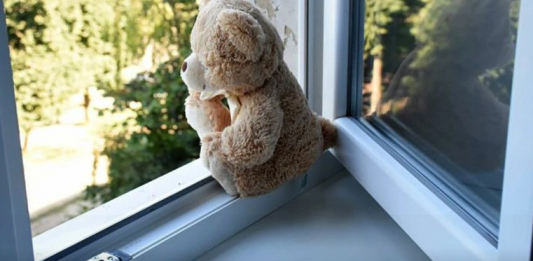 Итті көріп, маса торына сүйенген: Ақмолада 7 жасар бала терезеден құлап кетті 