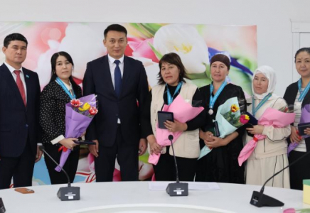 ТҮРКІСТАН: Сауранда көпбалалы аналар марапатталды