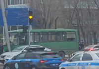 Қарағанды облысында жолаушылар мінген автобус бағанға соғылды: зардап шеккендер бар